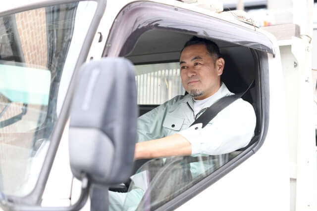 トラックを運転する運転手の集中顔