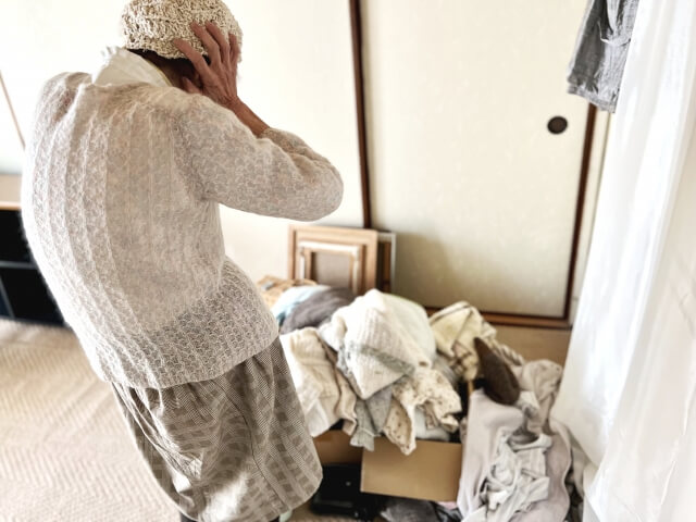引っ越しで混乱する高齢女性