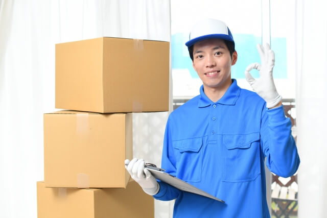 配送作業をする笑顔の配達員